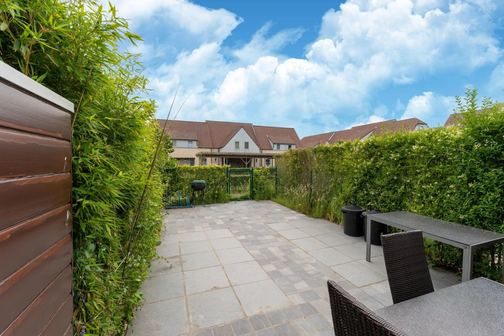 Fijn vakantiehuis in De Haan met barbecue en carport-Uitzicht zomer