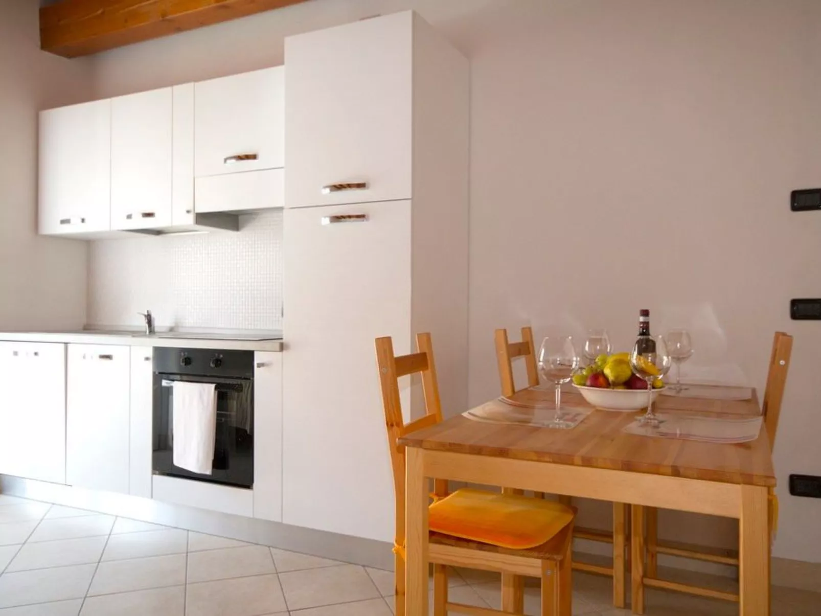 Lakeside Attic Apartment-Binnen