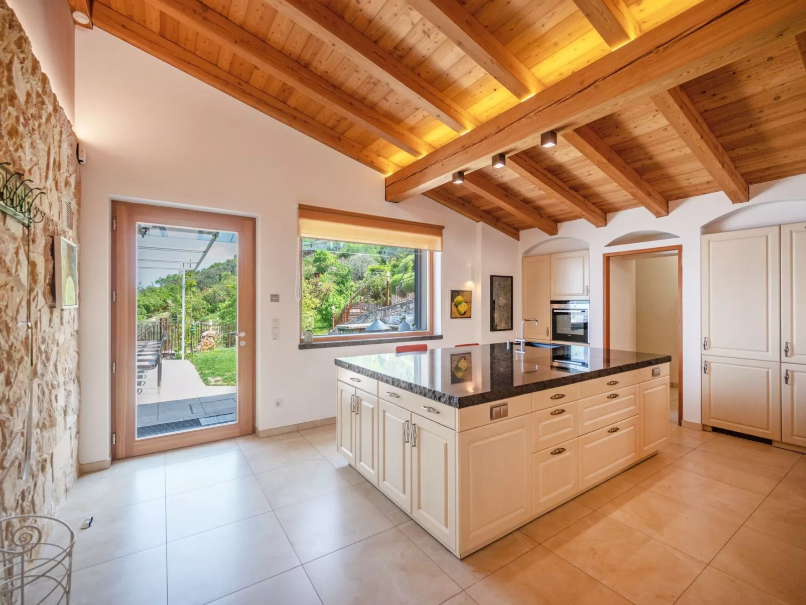 Villa mit schönem Seepanorama und Naturteich-Binnen