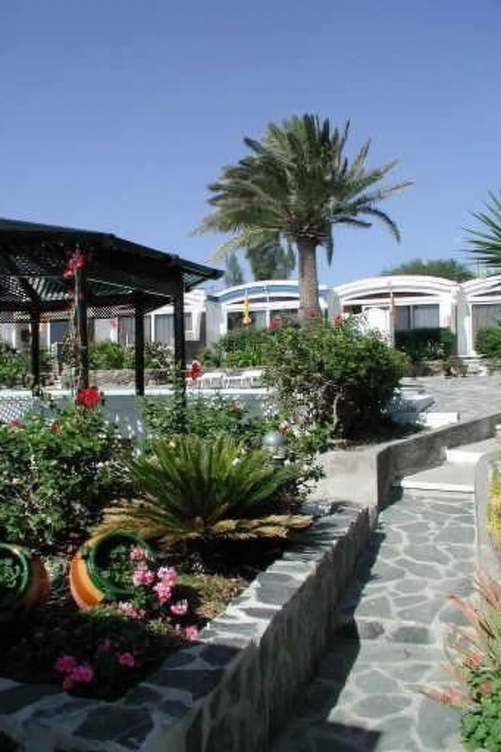 Bungalow auf einem Felsen direkt am Meer-Image-tags.info