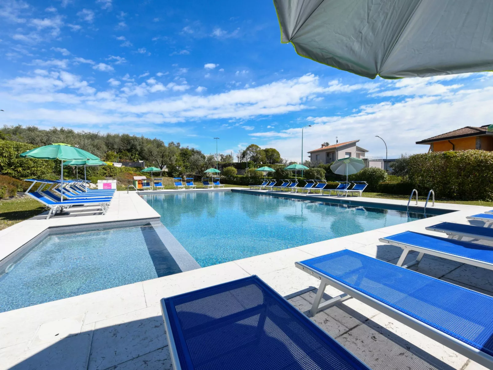 Wohnung mit Balkon, Schwimmbad und Seeblick-Buiten