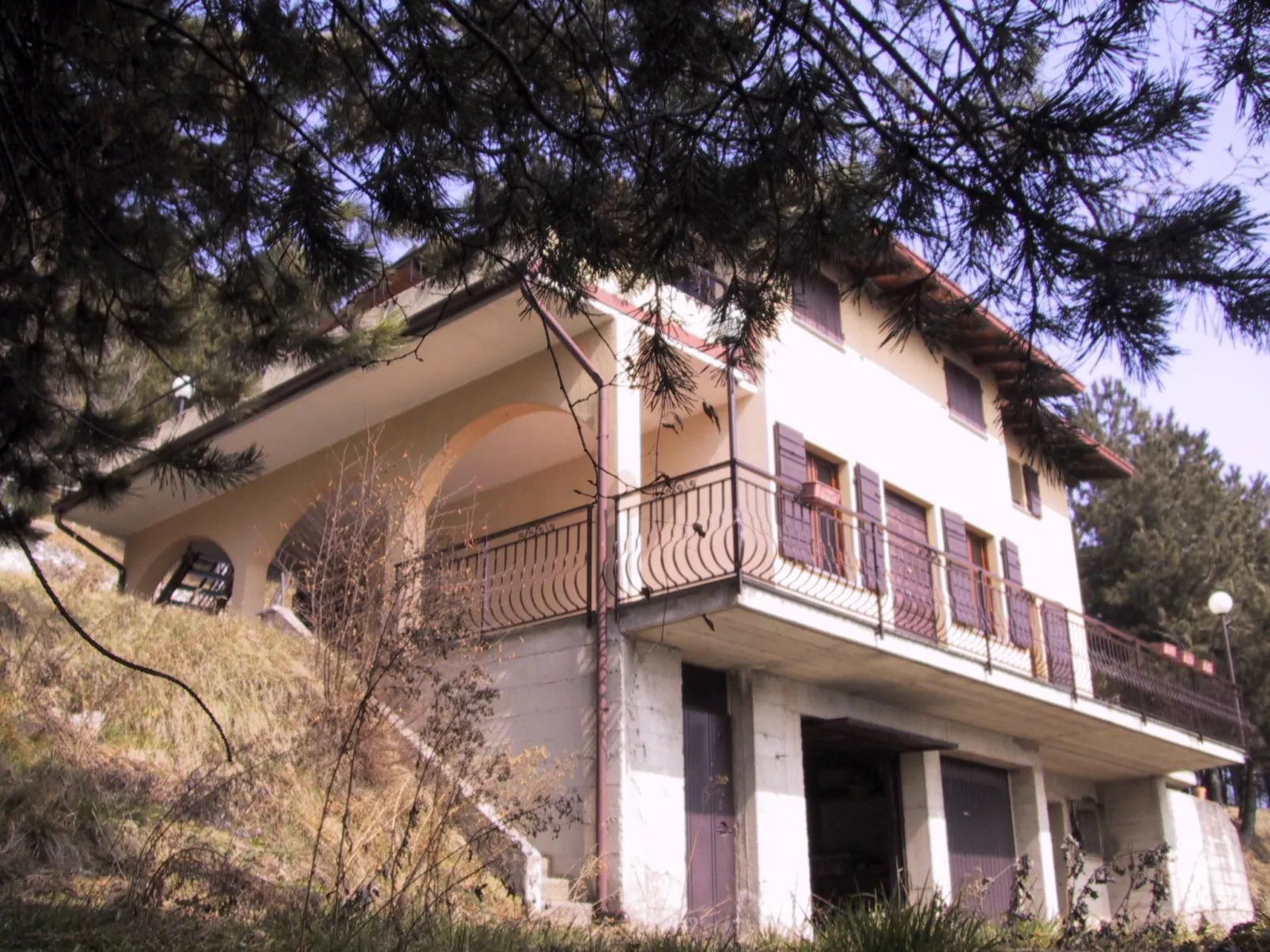 In einer Villa mit Garten und Blick auf den Gardasee-Buiten