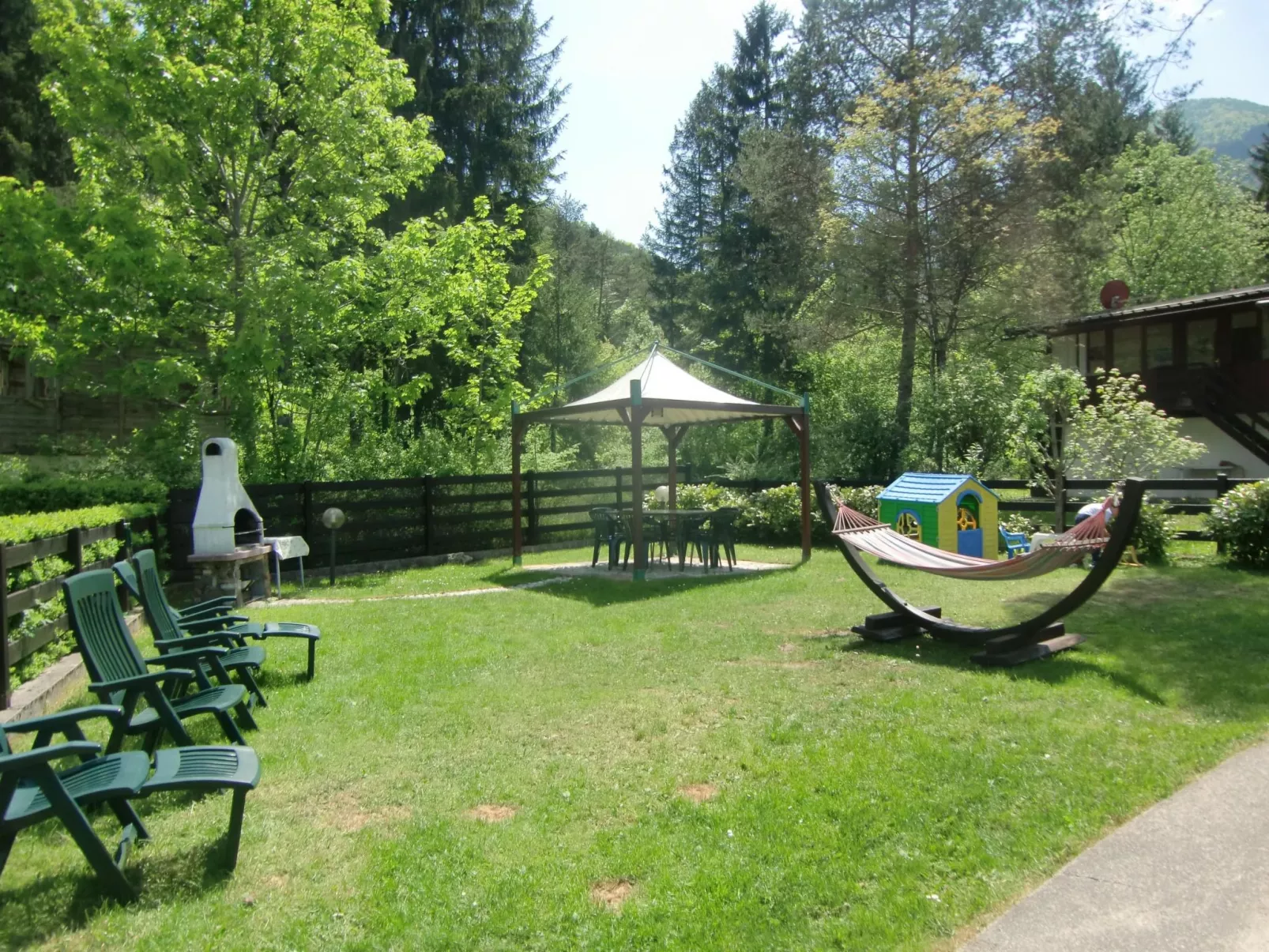 Freistehendes Haus mit eingezäuntem Privatgarten-Image-tags.info