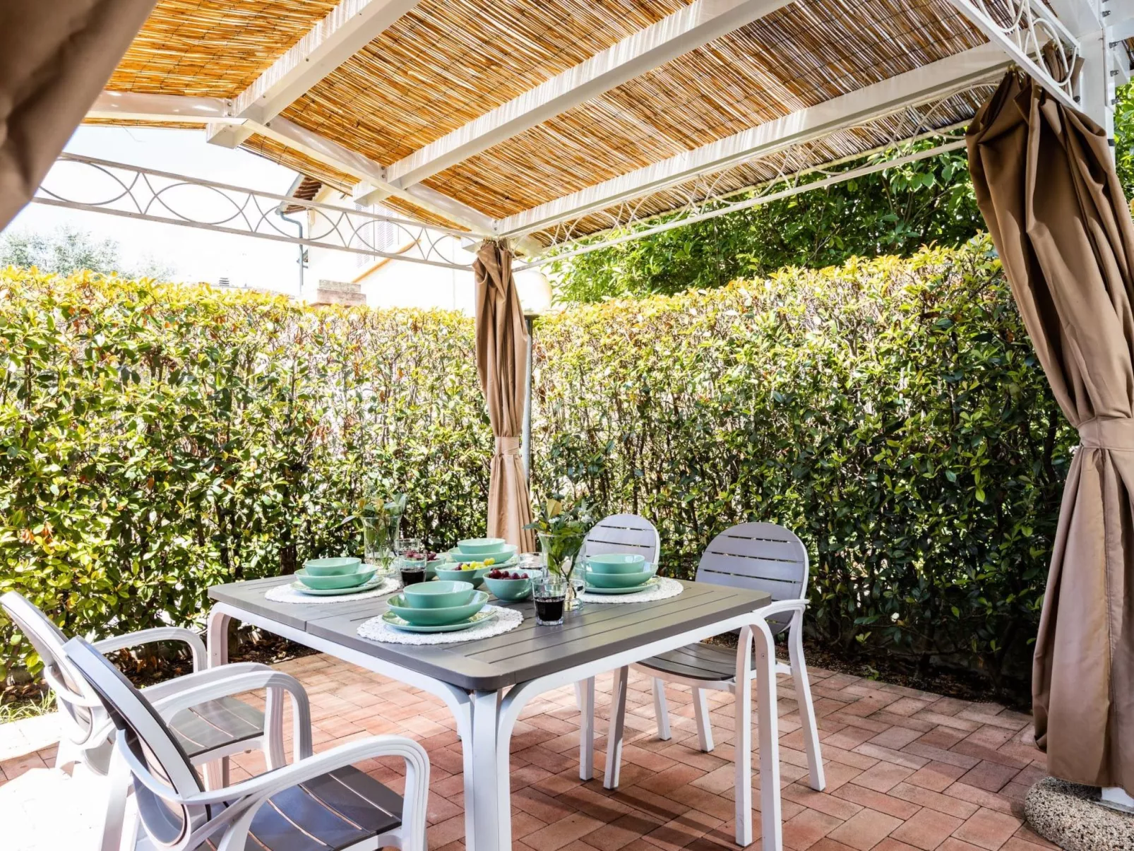 Wohnung mit separatem Eingang und kleinem privaten Innenhof.-Buiten