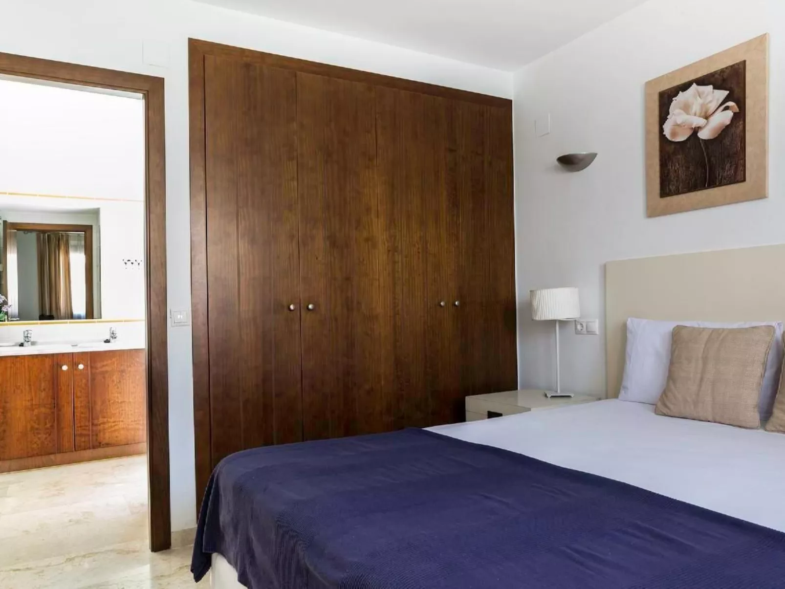 "Blue" mit Schwimmbad-Binnen