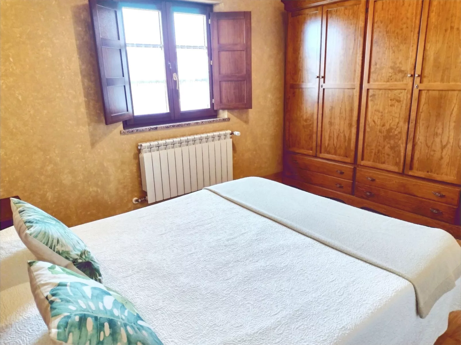 Unterkunft mit Aussicht in "Apartamentos Navalin".-Binnen