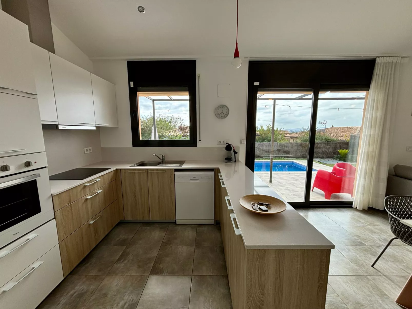 Modernes Einfamilienhaus mit Pool-Binnen