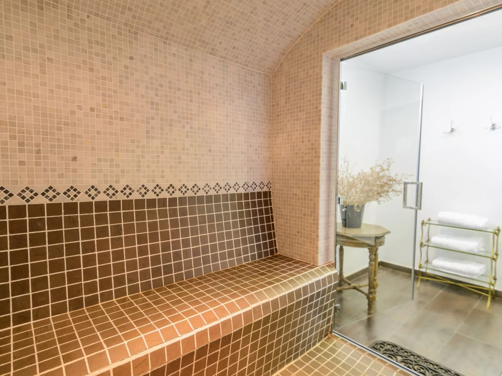 Spa-Spielzimmer mit Außen-Whirlpool und Schwimmbad-Binnen