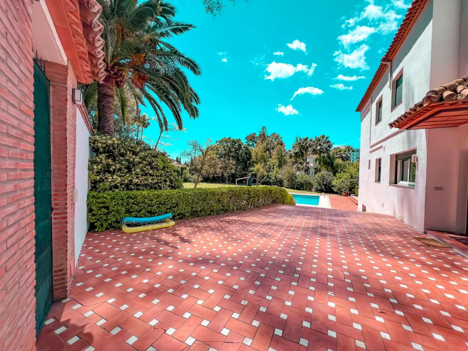 Villa für 12 Pers. mit Grill und privatem Schwimmbad-Buiten