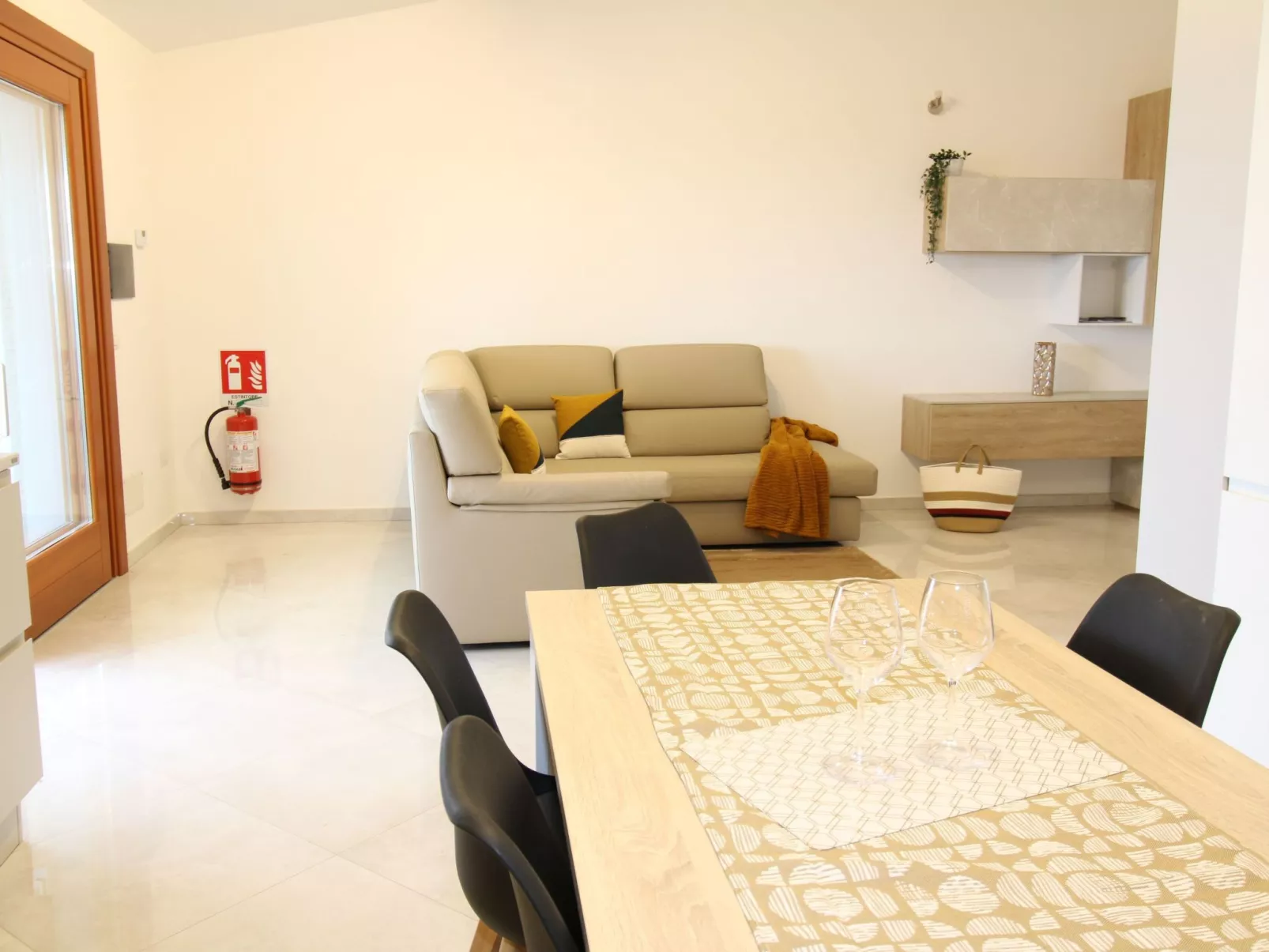 Dolce Vita Ferienhaus mit Meerblick - Binnen