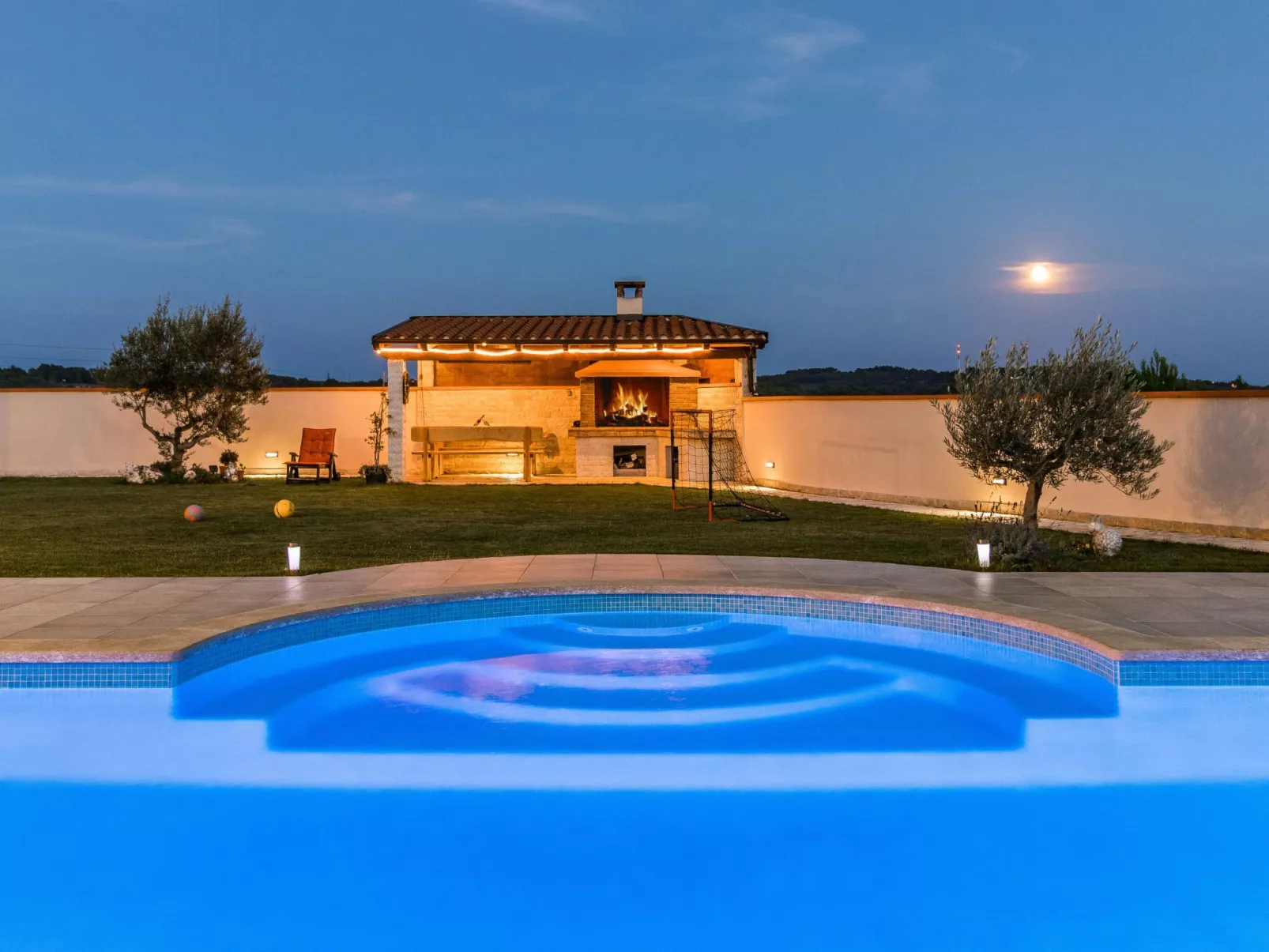 Nettes Ferienhaus in Pomer mit Privatem Pool-Buiten