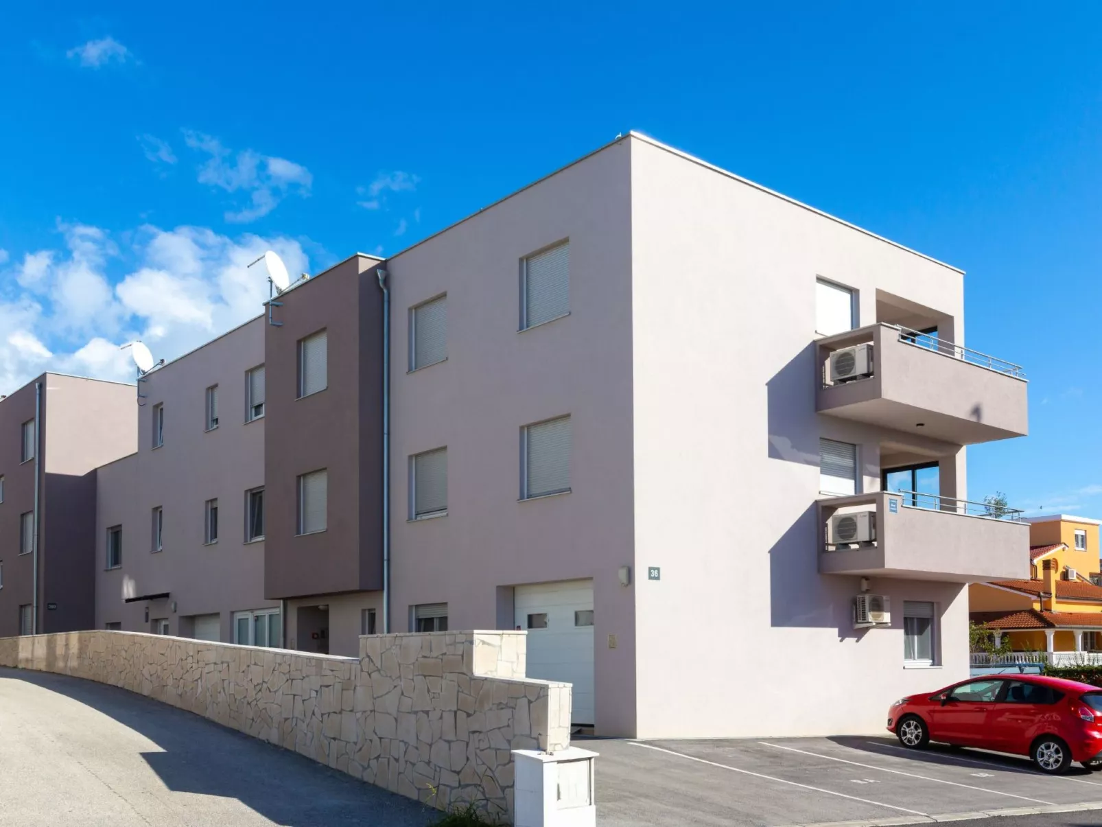 Modernes Apartment As Veliki mit Terrasse-Buiten