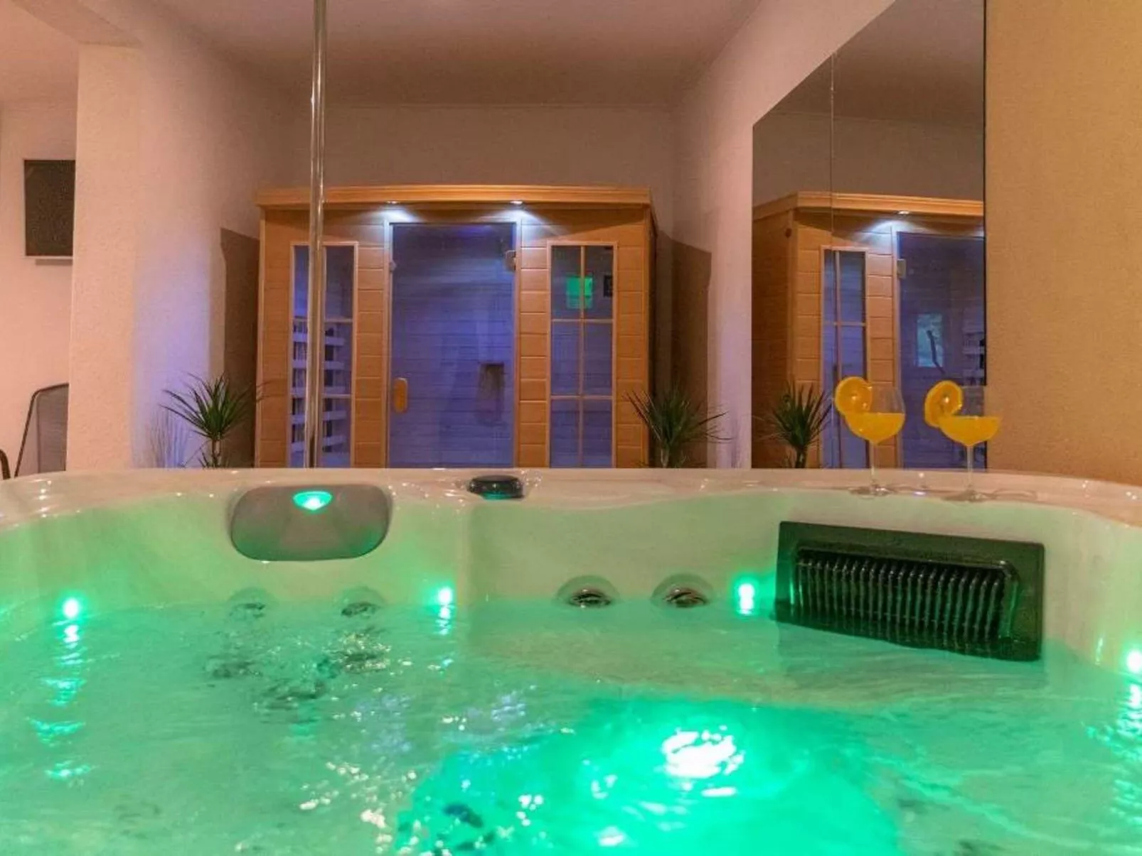 "Paola" mit eigenem Pool-Image-tags.info