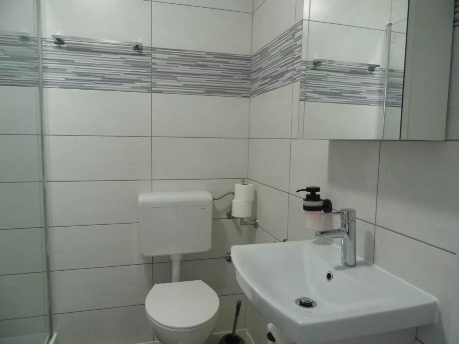 Ausgezeichnete neue und moderne Wohnung-Binnen