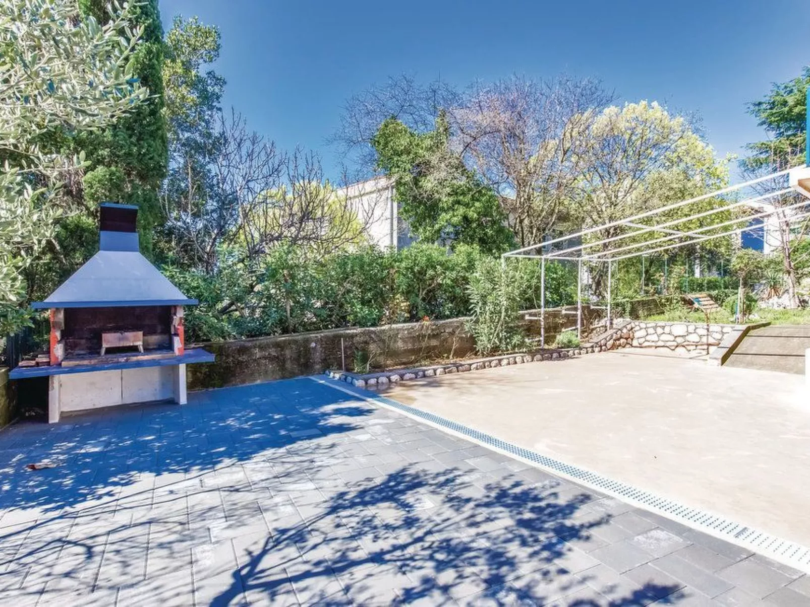 Wohnung in Crikvenica mit Grill und Terrasse-Buiten