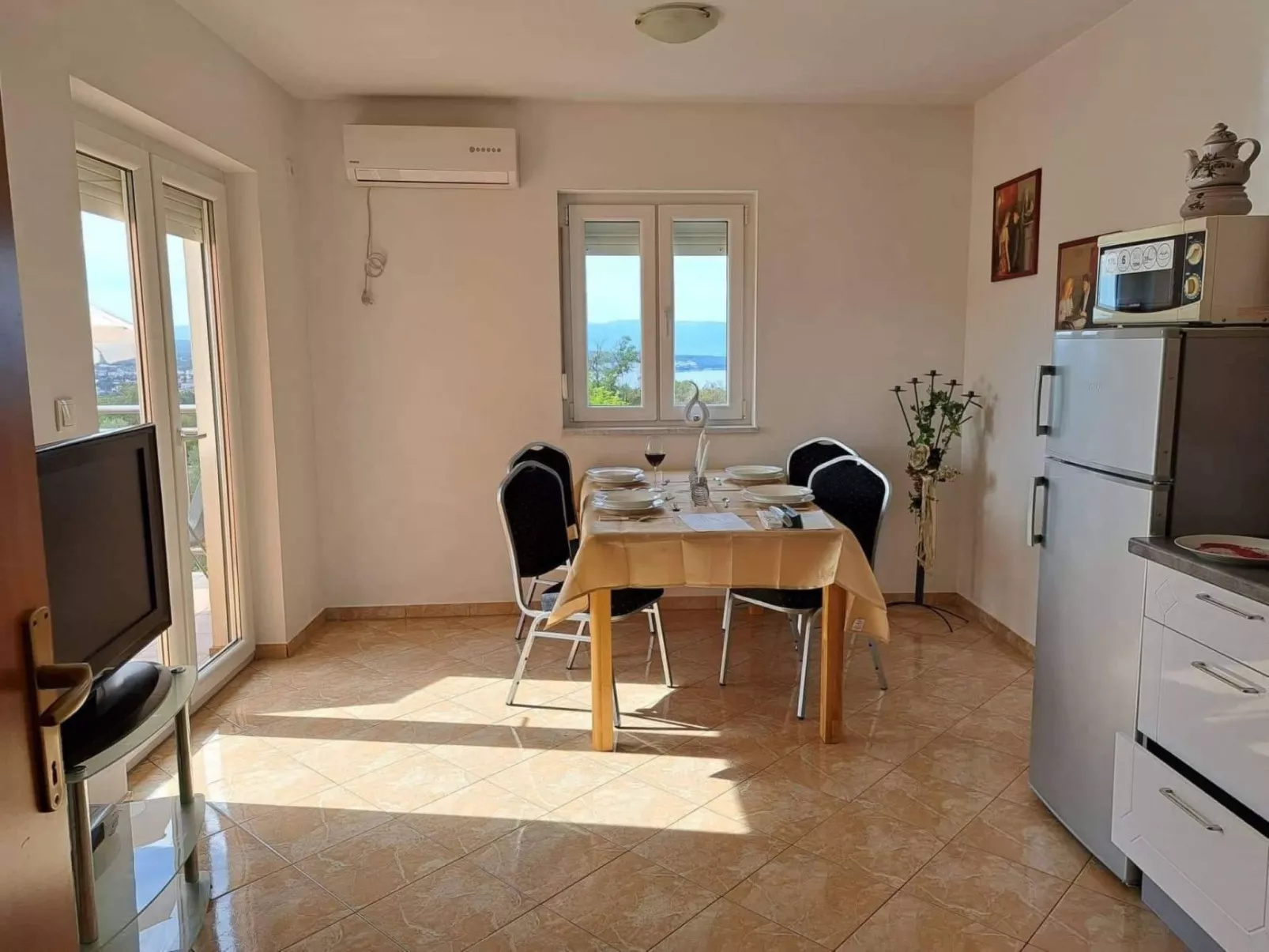 Wunderschöne Ferienwohnung, mit Meerblick und Pool-Binnen