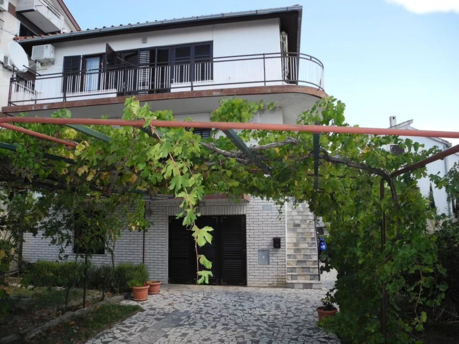Appartement mit Balkon und Meerblick-Buiten