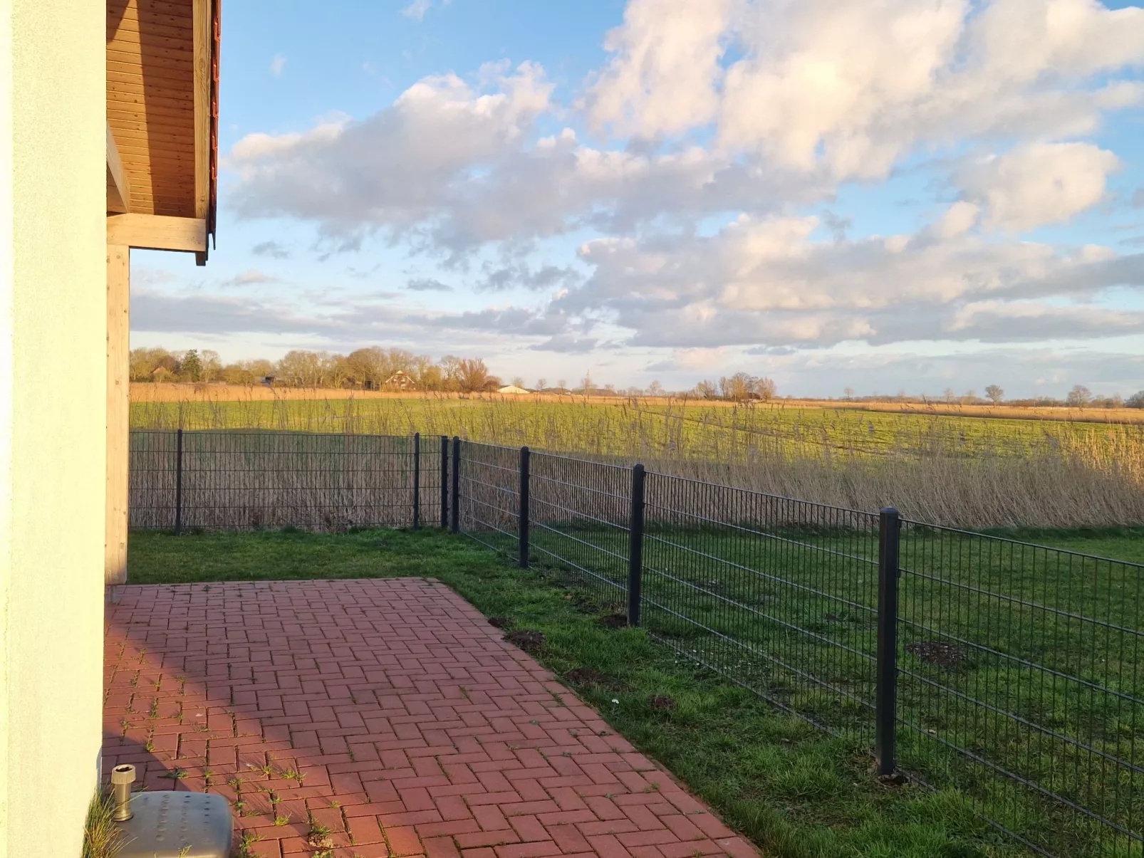 G9 eingezäuntes Haus in Randlage mit Weitblick-Buiten
