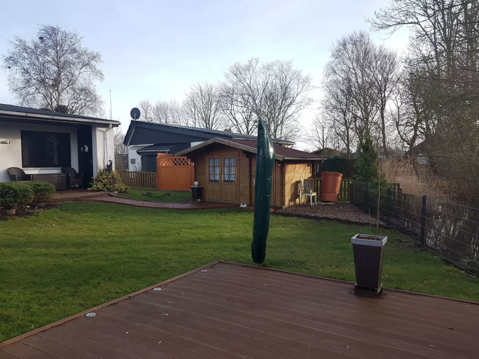 E13 Ferienhaus mit Garten, Terrasse und Deichbli-Buiten