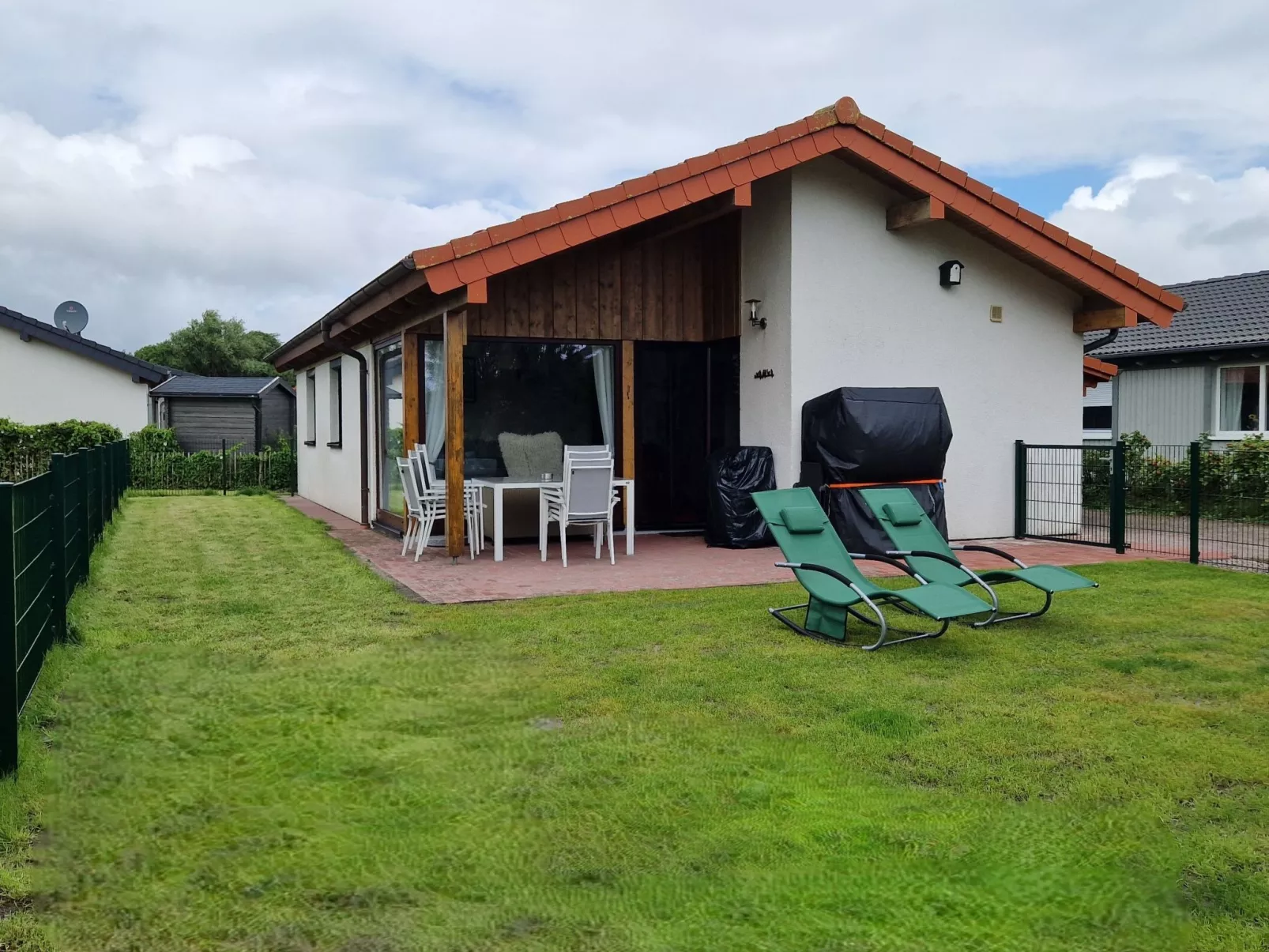 M1 Ferienhaus mit Garten, Terrasse und Carport-Buiten