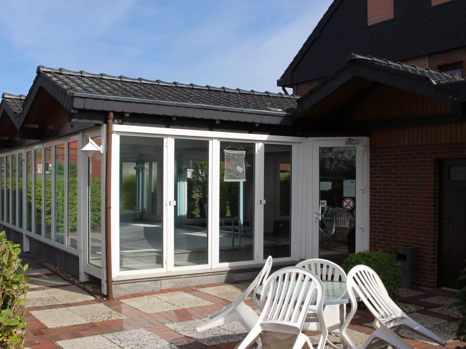 Geräumige Ferienwohnung in Burhave mit Grill, Garten und Pool-Buiten