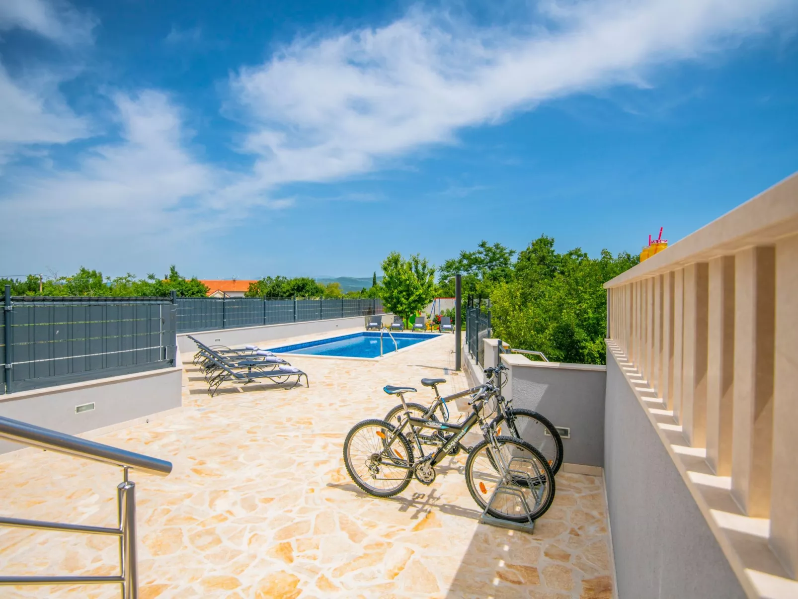 Villa "Mile" mit beheiztem Pool, Grill und Terrasse-Buiten