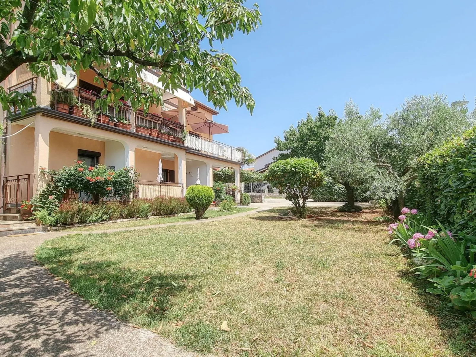 "Nina" mit Blick auf das Wasser-Buiten