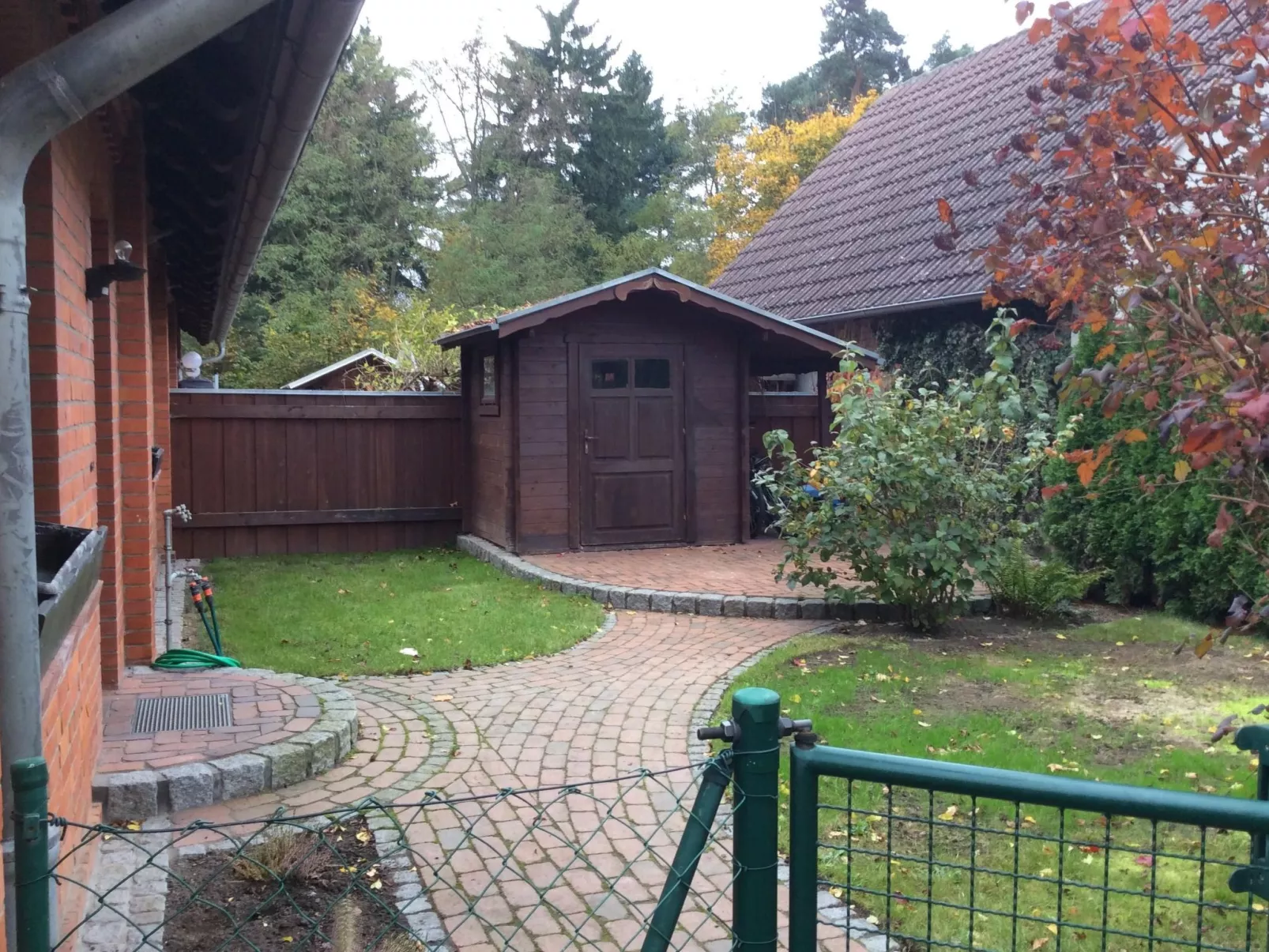 In Neustrelitz mit Garten und Grill - Buiten