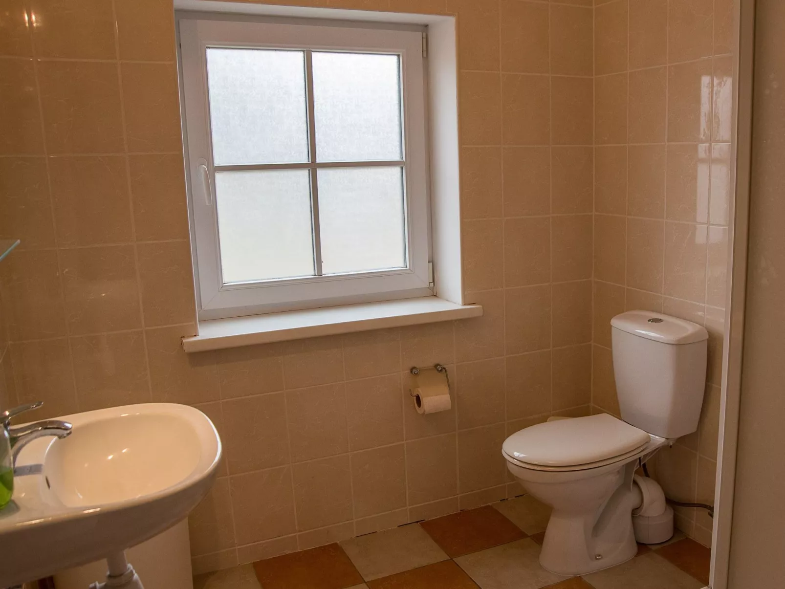 Fuchsbau in Waldnähe-Image-tags.info