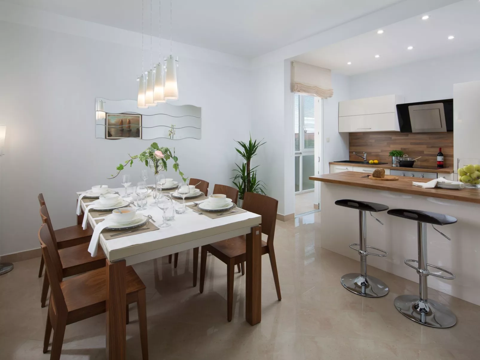 Schöne Villa mit Garten und Biodesign-Pool-Binnen