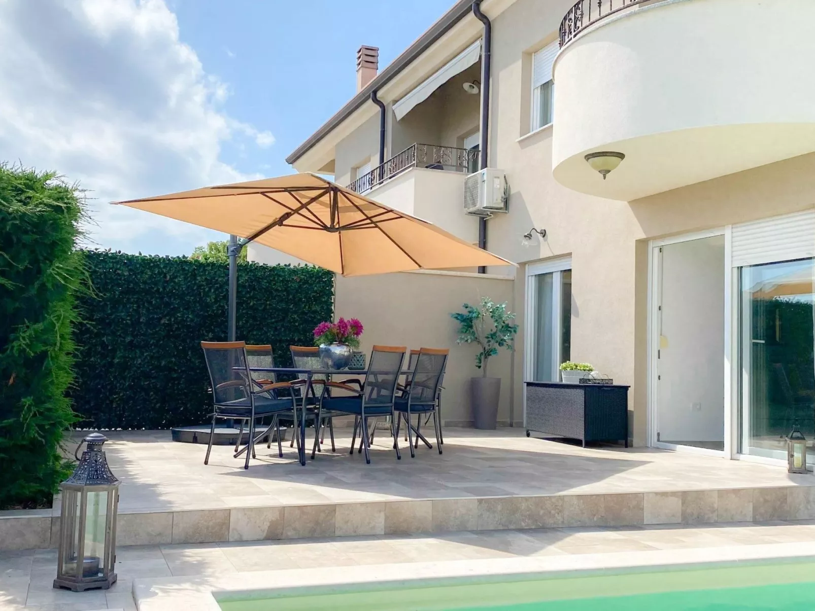 "Hanna" mit privatem Pool-Buiten