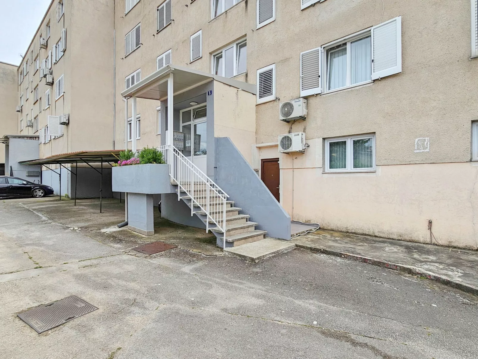 "Olga" mit Balkon-Buiten