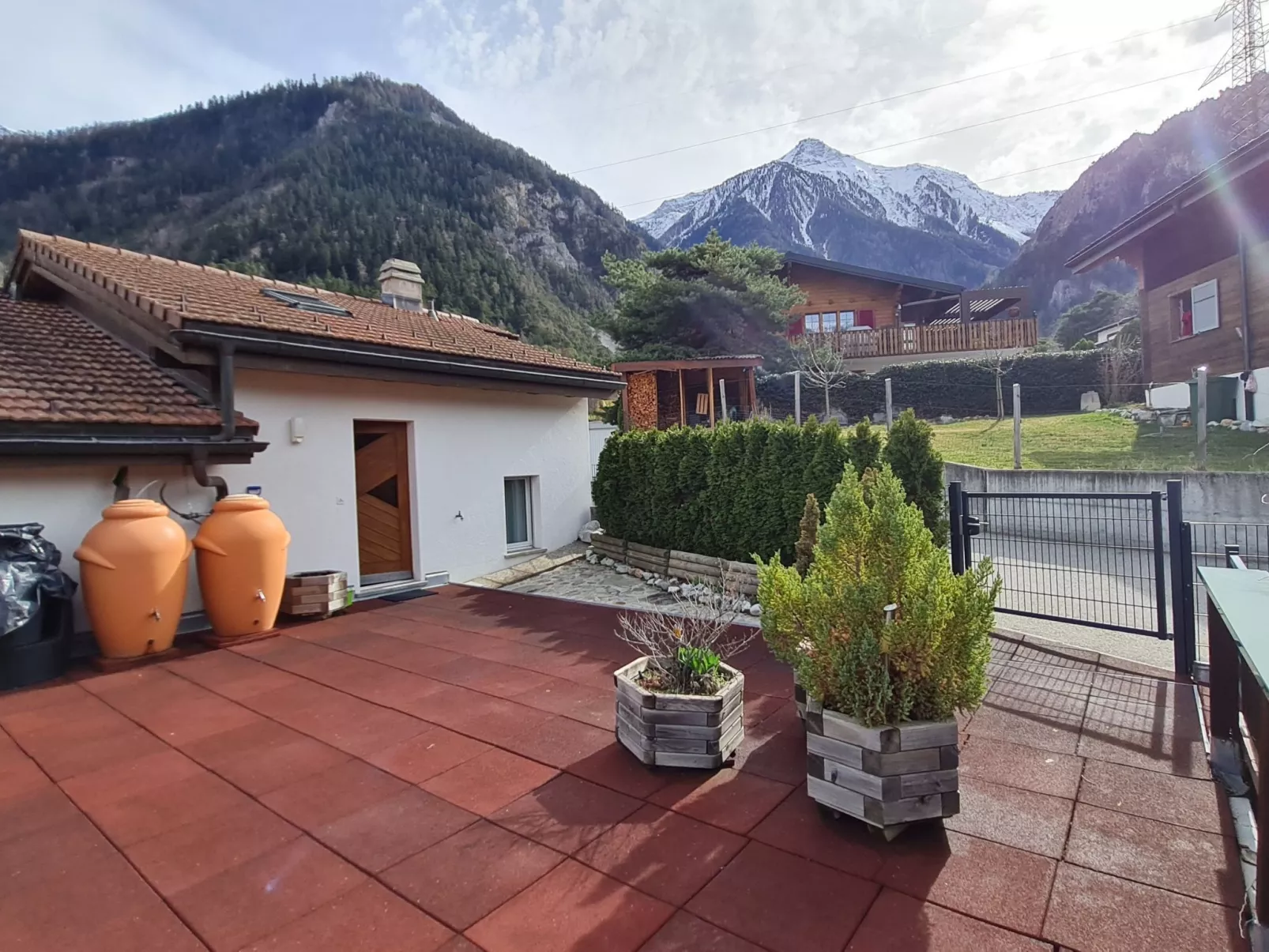 Chalet Haus (bei Einfahrt grosser Nussbaum )-Buiten