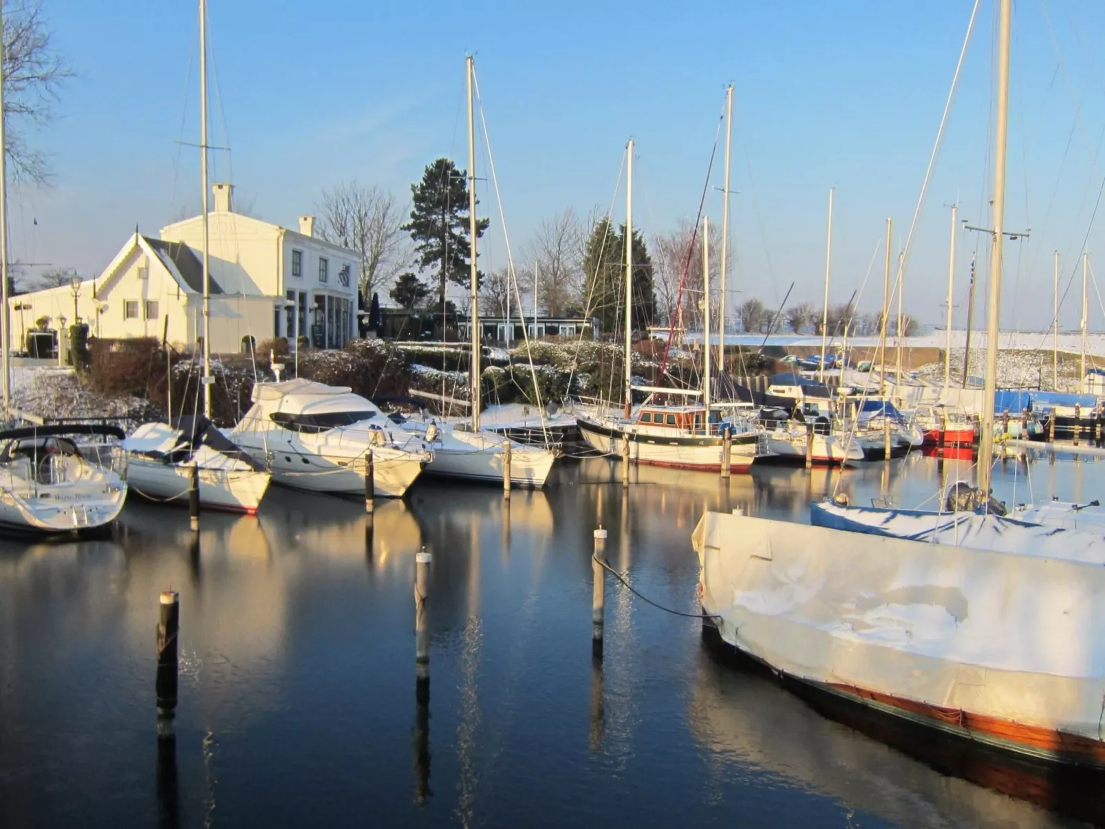 Gemütliches Haus mit komplett umzäuntem Garten-Buiten