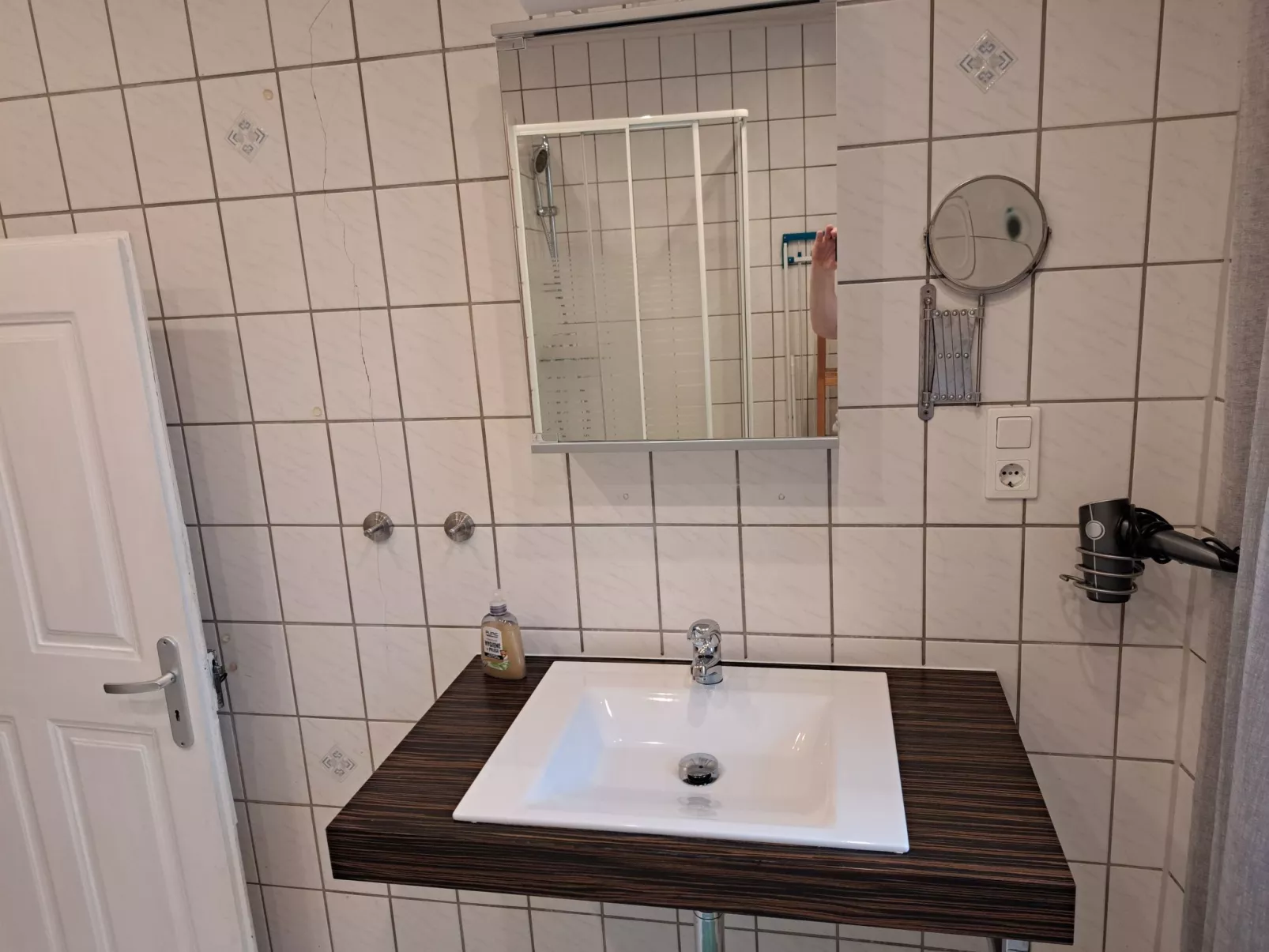 Mit Garten und Parkplatz-Binnen