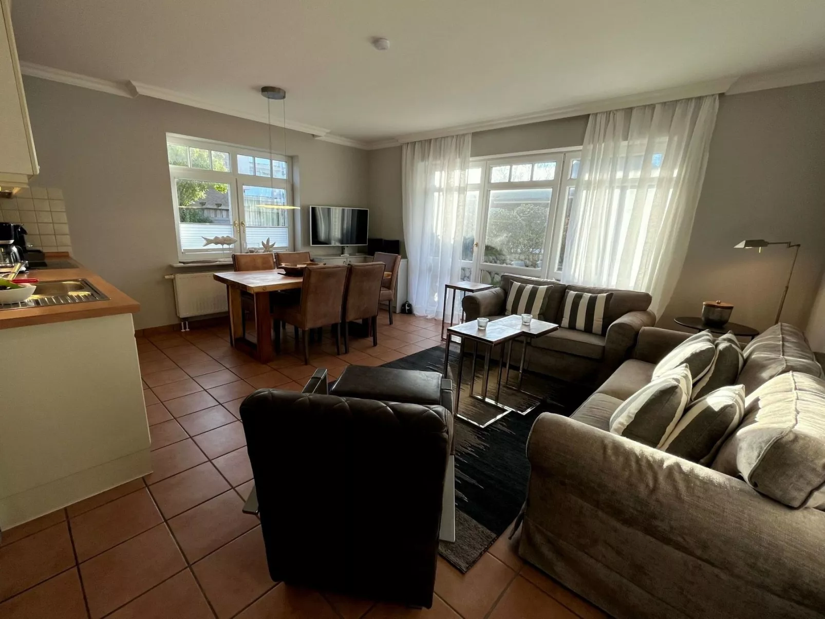 Helle Ferienwohnung mit sonniger Terrasse-Binnen