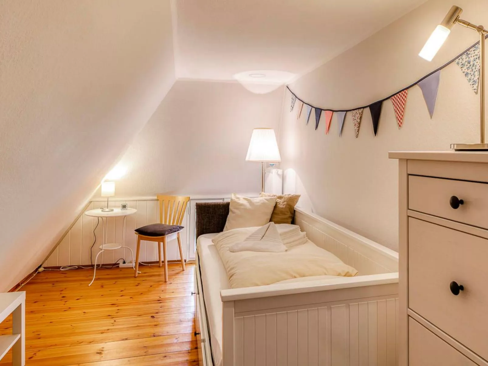 Reetdachhaus inmitten von Wiesen und Feldern-Binnen