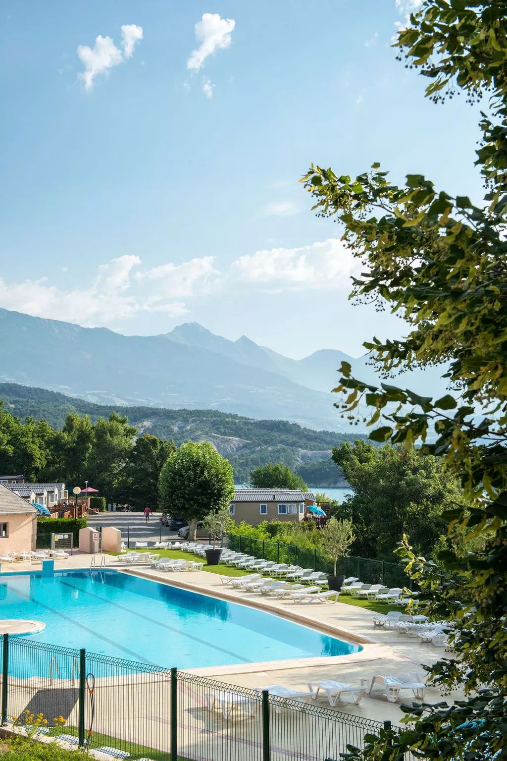 Gemütliches Chalet am Ufer des Sees von Serre-Ponçon-Buiten