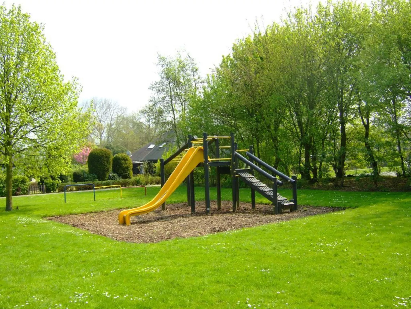 "Buurtweg221" mit Schwimmbad-Buiten