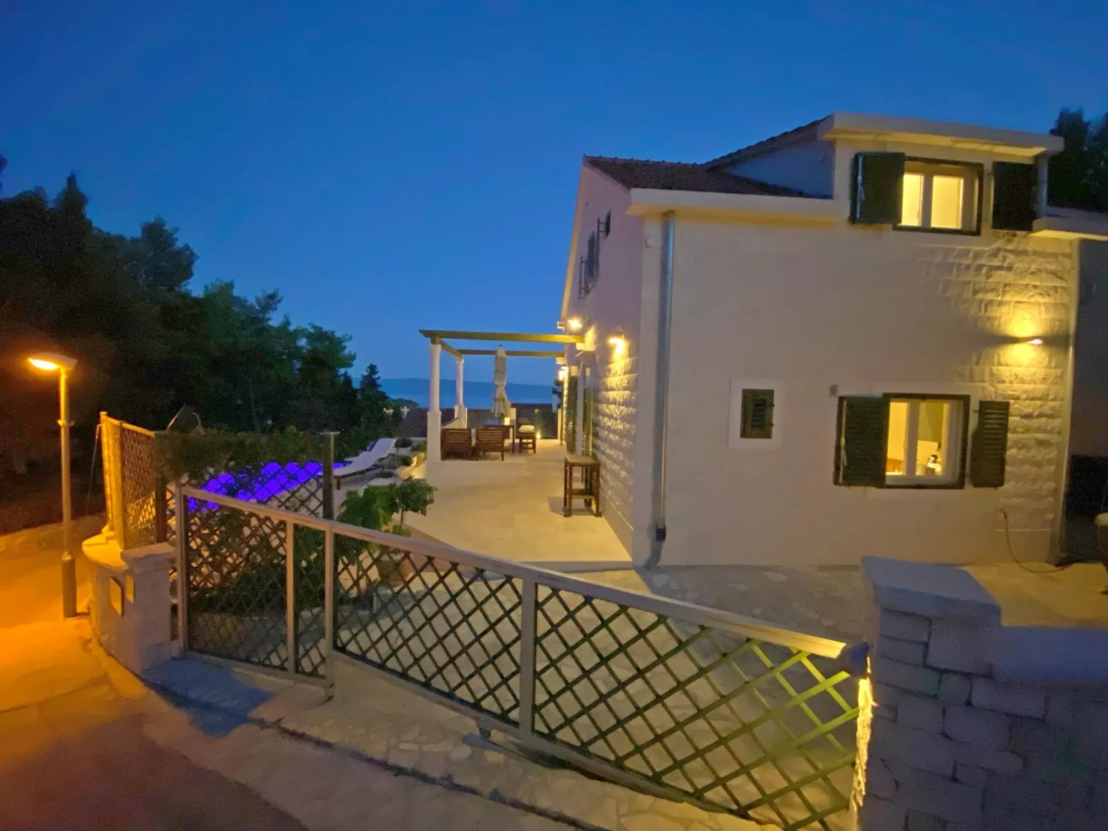 Schönes Ferienhaus mit privatem Pool-Buiten