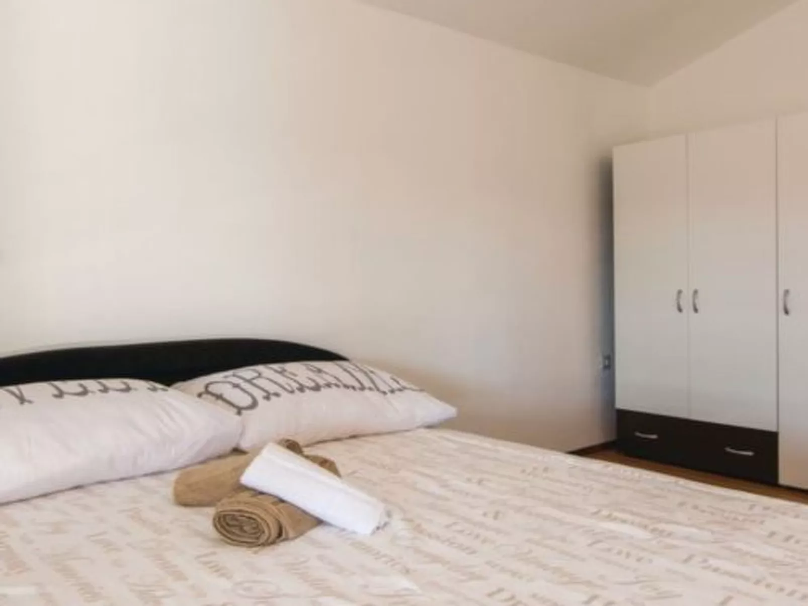 Laura mit Pool-Image-tags.info