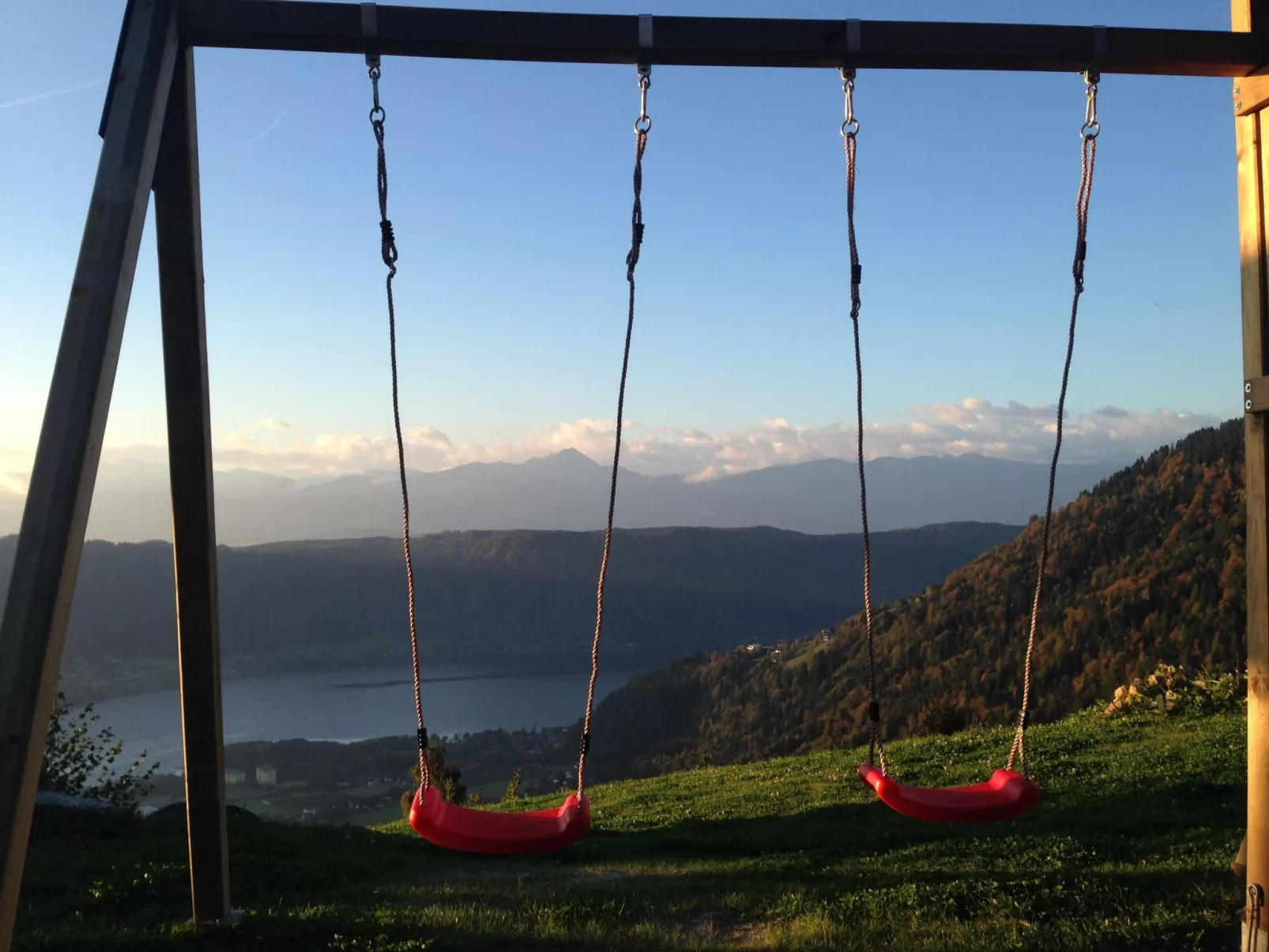 Freistehendes Ferienhaus mit Blick auf den See-Buiten