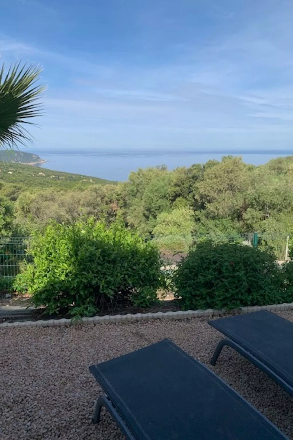 Unabhängige Unterkunft mit Meer- und Poolblick-Buiten