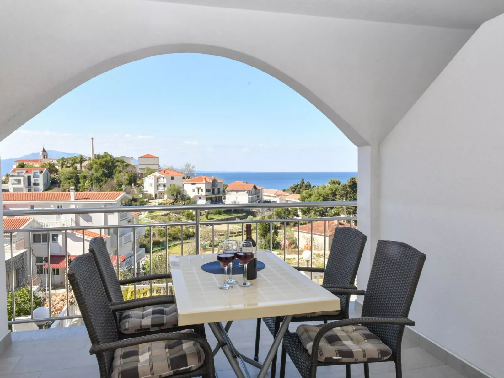 Mit privatem Parkplatz-Buiten