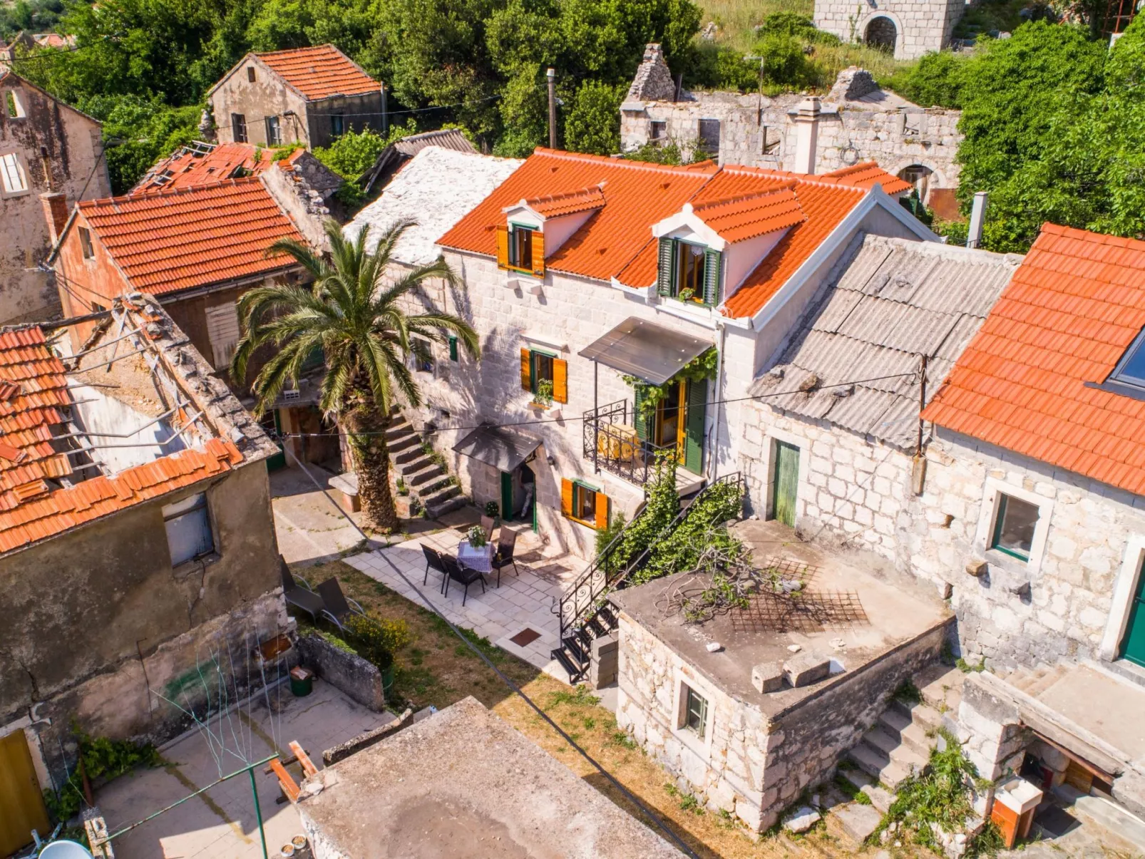 Anwesen mit Blick auf das Wasser-Image-tags.info