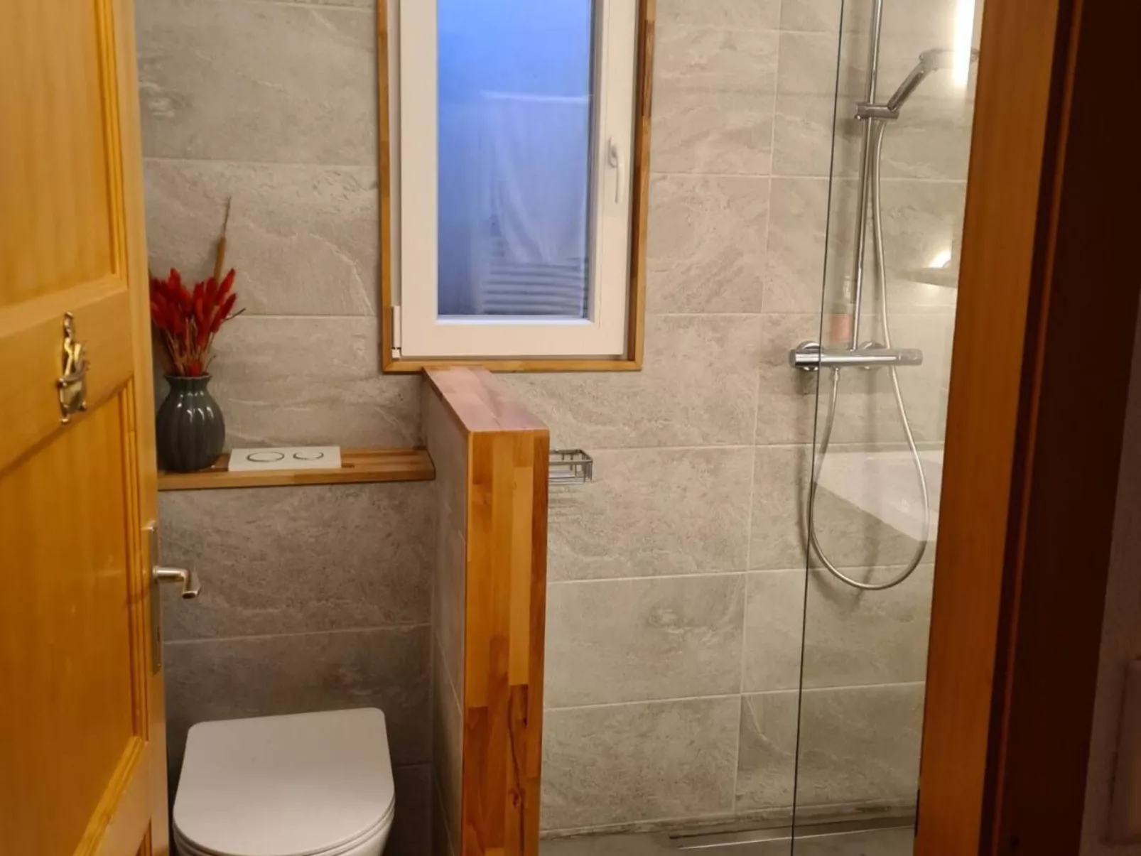 Chalet mit Seeblick, Jacuzzi, Sauna und Garten-Binnen