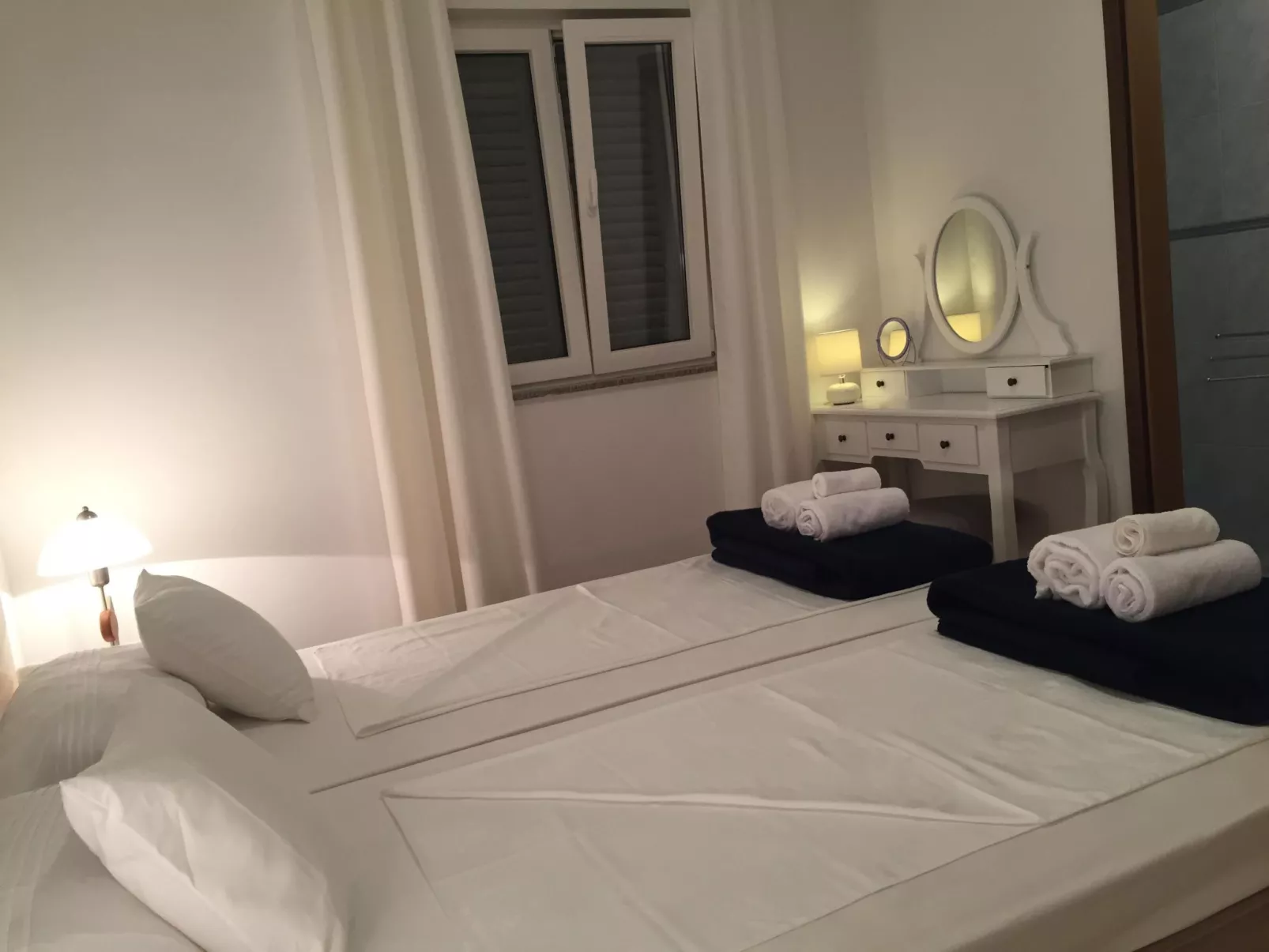 Modernes Ferienhaus in Dobropoljana mit Terrasse, Garten und Grill-Binnen