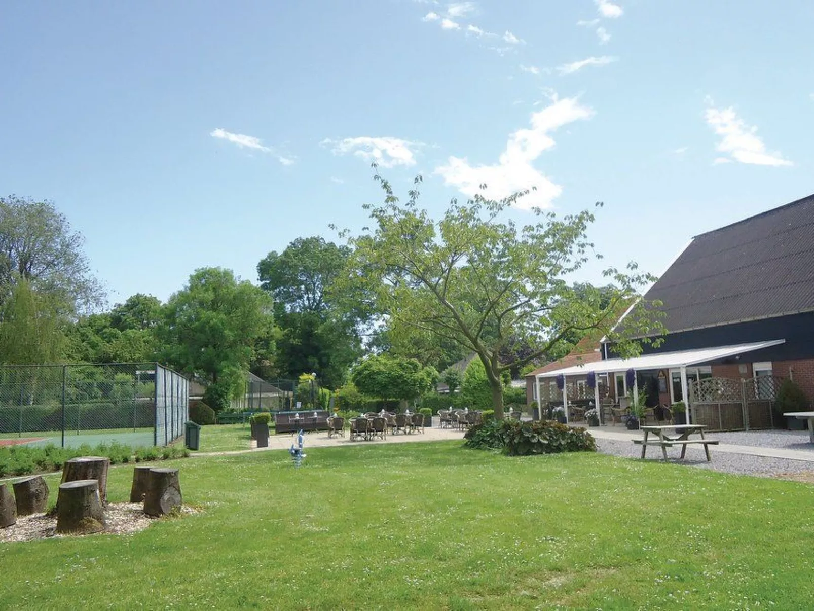 Mit privatem Garten und Terrasse-Buiten