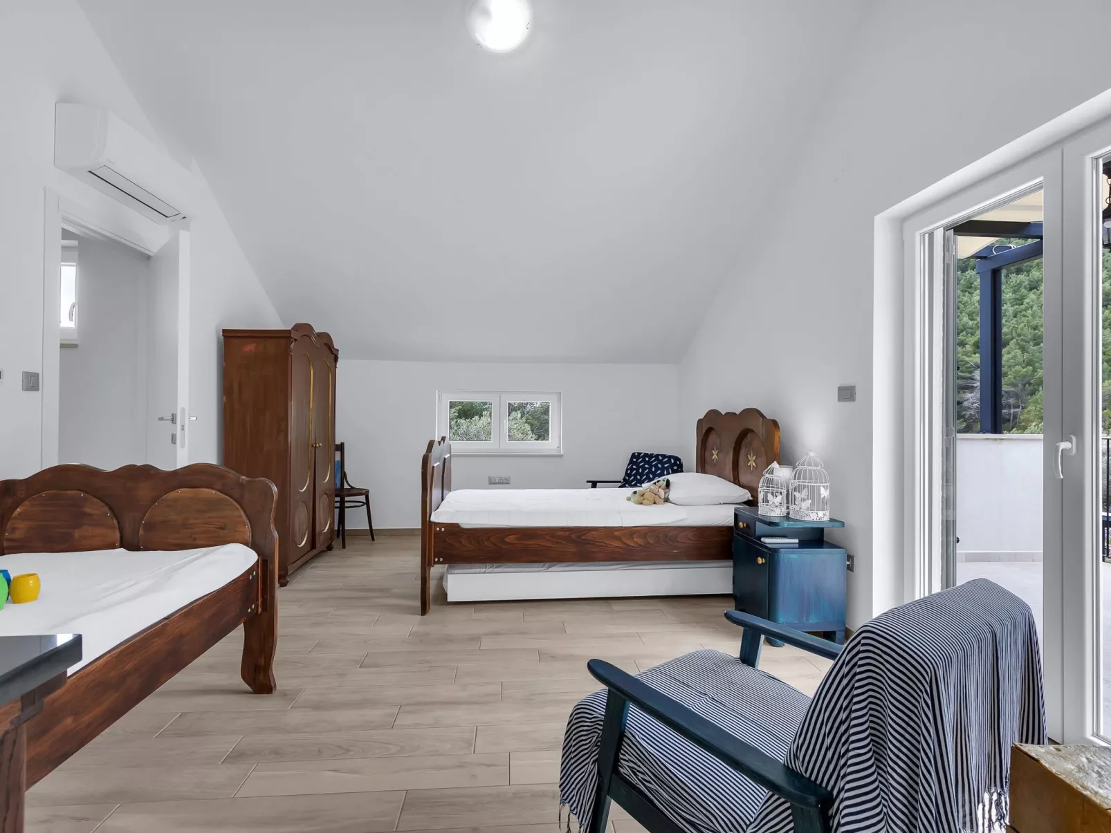 Alleinstehendes Ferienhaus mit Pool und drei Sch-Binnen