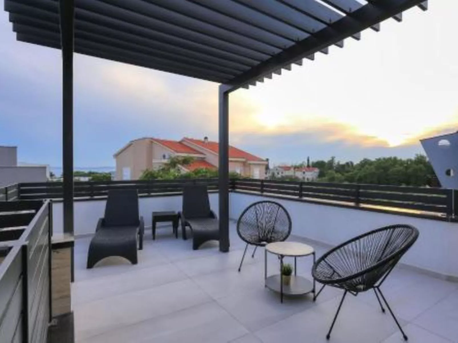 Villa Petra mit beheiztem Pool und Sauna-Buiten